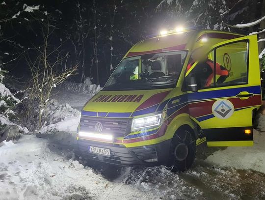 Sidzina, powiat suski, karetka pogotowia ugrzęzła w śniegu, strażacy z OSP Sidzina, straż pożarna, akcja ratownicza