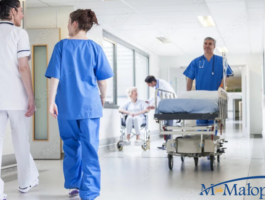 Korytarz szpitalny z lekarzami