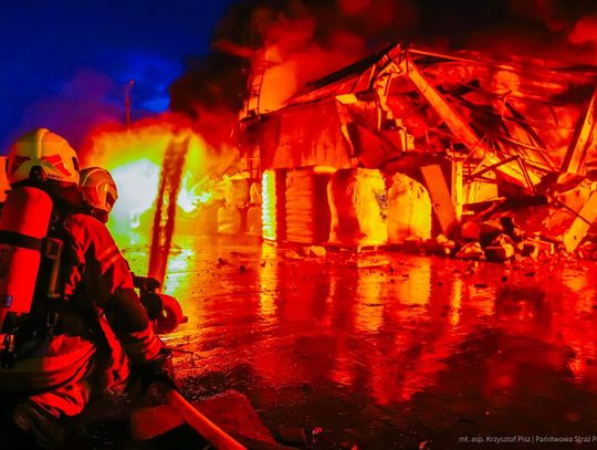 pożar hali Mińsk Mazowiecki, pożar Mińsk Mazowiecki aktualizacja, akcja strażaków Mińsk Mazowiecki, pożar fabryki folii Mińsk Mazowiecki, pożar w Mińsku Mazowieckim dzisiaj
