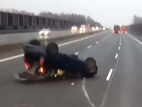 Zobacz film z groźnego dachowania na autostradzie A4 (FILM)