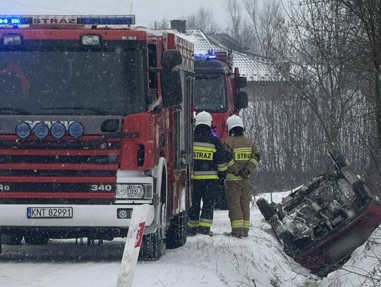 Trute, powiat nowotarski, Gmina Nowy Targ, dachowanie samochodu w miejscowości Trute, na sygnale, wypadek drogowy, dachowanie osobówki