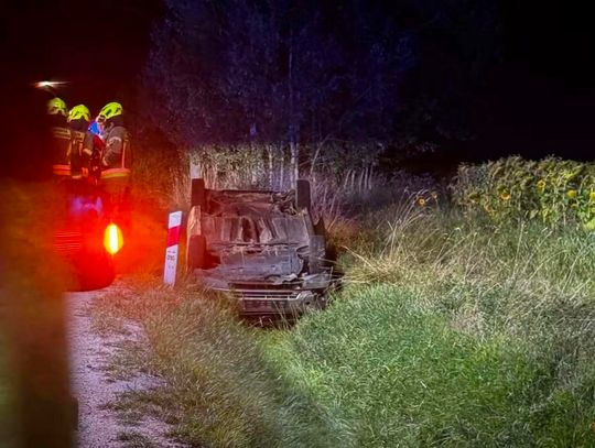 Groźne dachowanie w Jabłonce. Samochód wypadł do przydrożnego rowu [ZDJĘCIA]