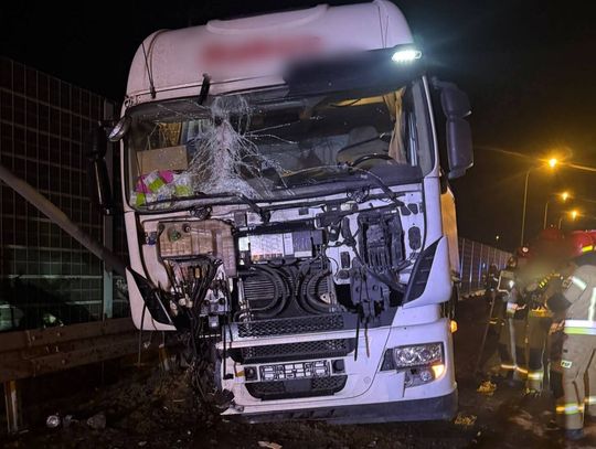 Groźne zdarzenie na A4 pod Krakowem: Ciężarówka uderzyła w bariery przed zjazdem na S7 [FOTO]