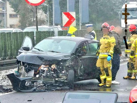 Jawornik, Zakopianka, powiat myślenicki, Myślenice, akcja ratunkowa, wypadek drogowy, wypadek samochodowy, samochód uderzył w bariery energochłonne