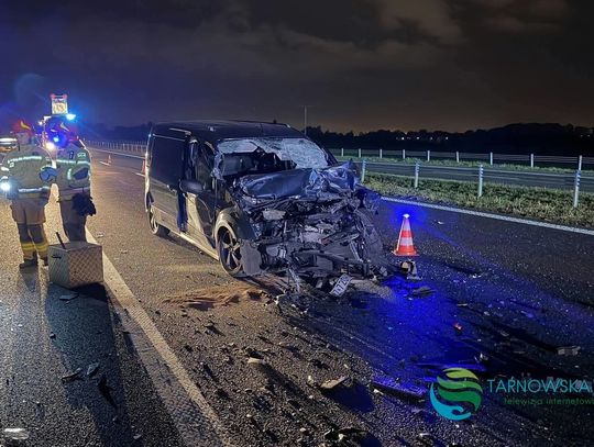 Groźne zderzenie na obwodnicy Tarnowa. Ford roztrzaskany, kierowca miał dużo szczęścia [FOTO]