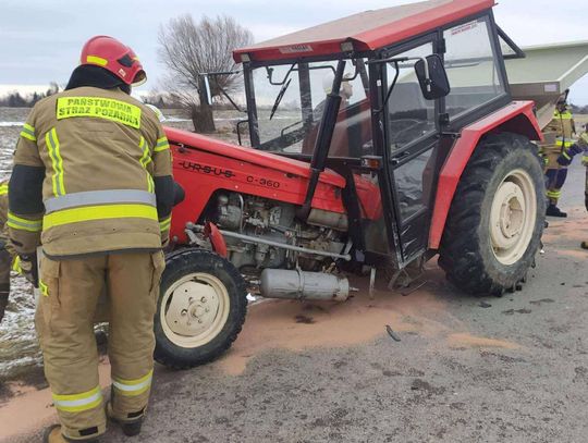 Zabrnie, ciągnik rolniczy, na sygnale, akcja ratunkowa, wypadek drogowy, zderzenie ciągnika rolniczego z samochodem osobowym, wypadek w powiecie dąbrowskim