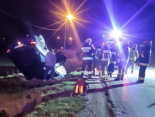 Groźnie wyglądające zdarzenie w Rudnie Górnym. Osobówka dachowała w przydrożnym rowie Rudno Górne, gmina Igołomia-Wawrzeńczyce, powiat krakowski, powiat proszowicki, na sygnale
