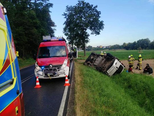 Wypadek w miejscowości Czechy, wypadek w Czechach, wypadek w gminie Słomniki, akcja ratunkowa, dachowanie busa, osoby ranne, akcja ratownicza