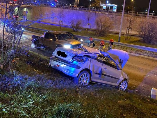 Groźny wypadek i dachowanie na ul. Marii Konopnickiej w Krakowie [FOTO]