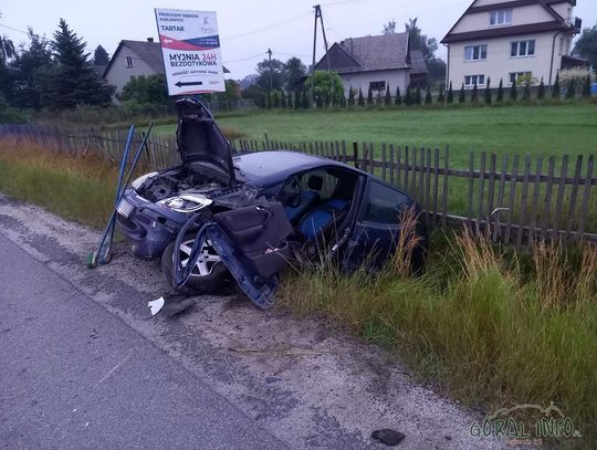 Na zdjęciu samochód osobowy, który wypadł z drogi na terenie Jabłonki