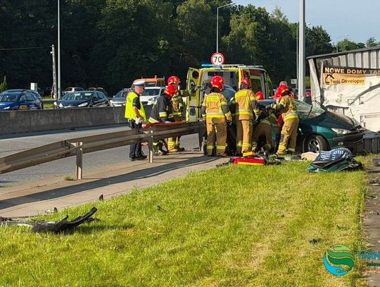 Tarnów, wypadek, samochód osobowy uderzył w budynek, poważny wypadek w Tarnowie, groźny wypadek, Tarnów, powiat tarnowski