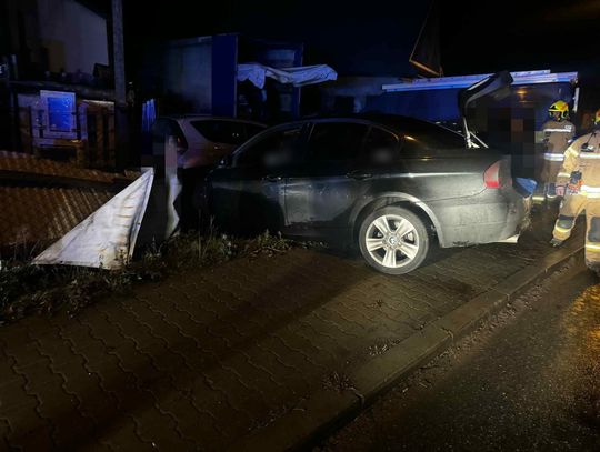 Groźny wypadek na terenie Jabłonki. Uderzył w ogrodzenie i zaparkowany samochód Ulica Magurska w Jabłonce, Orawa, Jabłonka, na sygnale, akcja ratunkowa, akcja ratownicza, powiat nowotarski, wypadek drogowy