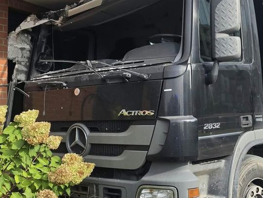 Groźny wypadek na ul. Klimeckiego w Krakowie. Ciężarówka wjechała w budynek [ZDJĘCIA]