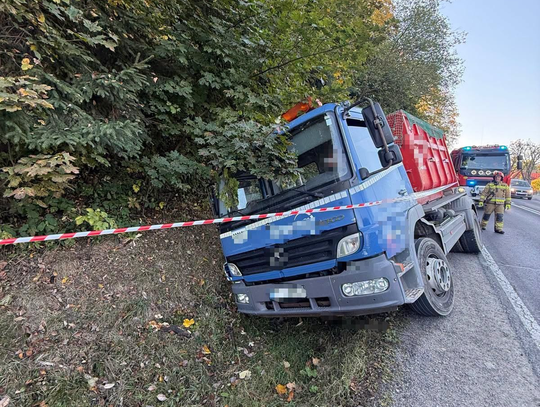 Groźny wypadek na Ustupie w Zakopanem. Ciężarówka wpadła do fosy