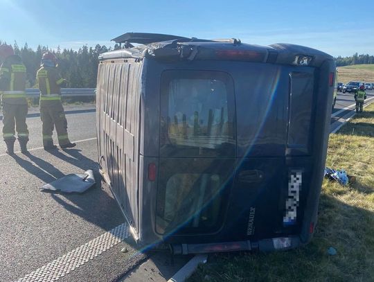 Groźny wypadek na Zakopiance! Bus dachował w Rdzawce, kierowców czekają utrudnienia [ZDJĘCIA]