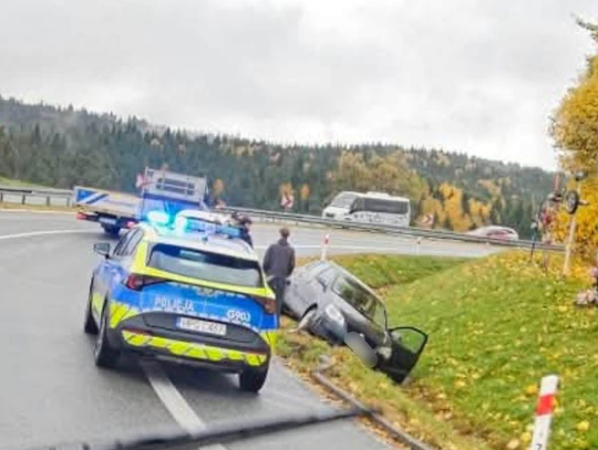 Groźny wypadek na Zakopiance. Samochód wpadł do rowu na „patelniach”
