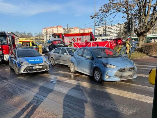 Groźny wypadek przy DH Wanda w Bieńczycach. 78-latek zasłabł za kierownicą [FOTO]