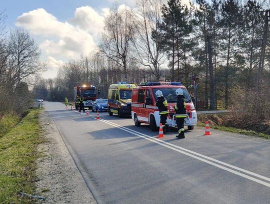 Groźny wypadek w Delastowicach: Skuter zderzył się z autem, jedna osoba w szpitalu [FOTO]
