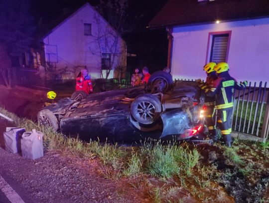 Groźny wypadek w Kętach. Kierowca dachował przy powrocie z pracy