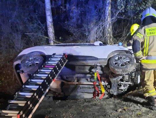 Groźny wypadek w Kochanowie. Osobówka uderzyła w betonowy przepust [FOTO]