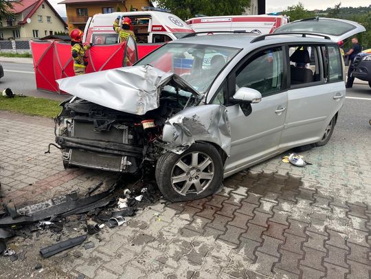 Na zdjęciu rozbity samochód osobowy po wypadku w Łącku