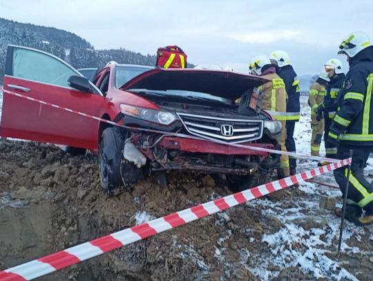 Groźny wypadek w Maszkowicach. Samochód wypadł z drogi [ZDJĘCIA]