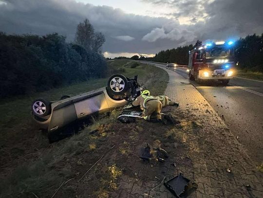 Borek, powiat Bocheński, wypadek drogowy, wypadek drogowy w miejscowości Borek, dachowanie samochodu osobowego, kierowca pod opieką ratowników medycznych