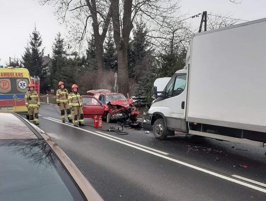 Groźny wypadek w powiecie proszowickim. Kierowcy poszkodowani (ZDJĘCIA)