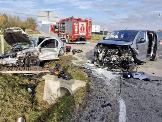 Groźny wypadek w Rzezawie. Dwie osoby ranne [ZDJĘCIA]