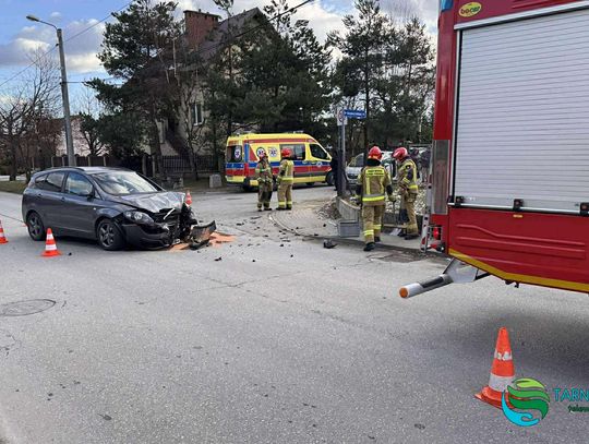 Tarnów, wypadek drogowy, wypadek samochodowy, na sygnale, akcja ratunkowa, groźne zdarzenie w Tarnowie