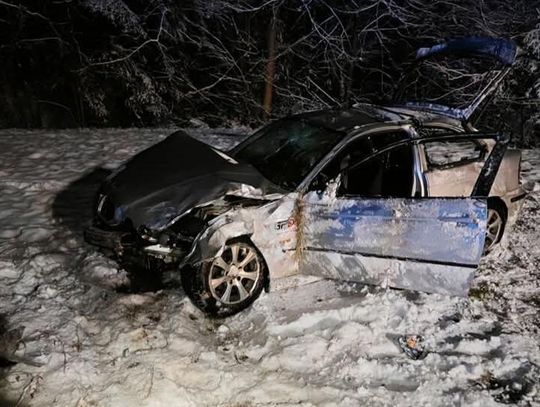 Groźny wypadek w Wierzbanowej. Samochód uderzył w przepust [FOTO]