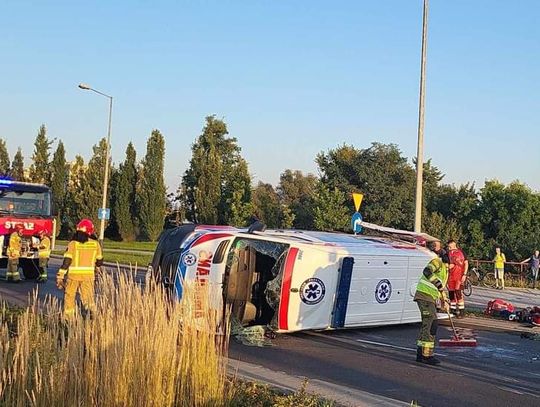 Na zdjęciu przewrócona na bok karetka pogotowia na Alei Jana Pawła II