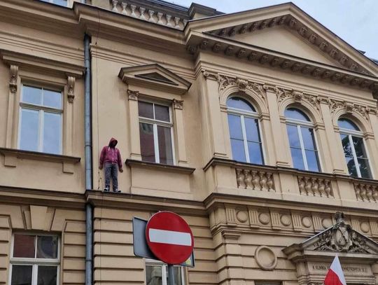 Na zdjęciu kukła na elewacji budynku przy ulicy Kopernika w Krakowie