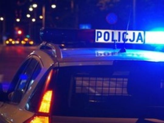 Policyjny radiowóz na sygnale.