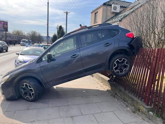 Jak on to zrobił? Nietypowe "parkowanie" w Krakowie (ZDJĘCIA)