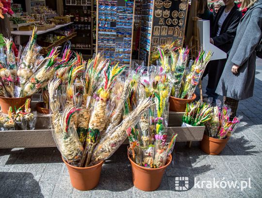 Na zdjęciu stoisko podczas Jarmarku Wielkanocnego na Rynku Głównym w Krakowie