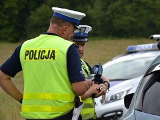 Na zdjęciu funkcjonariusze Policji podczas kontroli drogowej