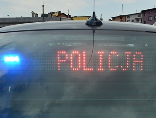 Na zdjęciu tył nieoznakowanego radiowozu Policji i napis Policja