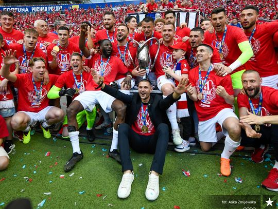 Na zdjęciu piłkarze Białej Gwiazdy świętujący zdobycie Fortuna Pucharu Polski