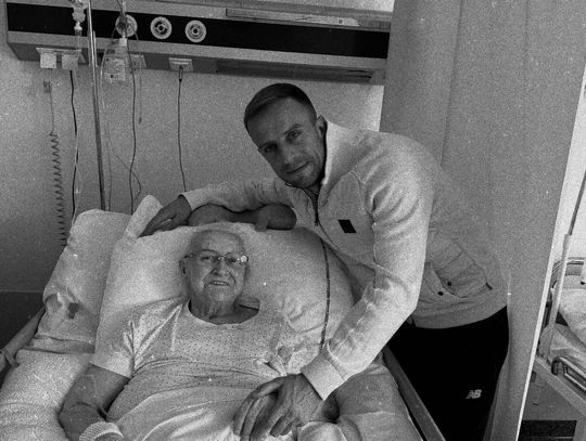 Kamil Grosicki przekazał smutną wiadomość. Zmarła jego ukochana babcia Kamil Grosicki, śmierć babci Kamila Grosickiego, śmierć babci, nie żyje babcia Kamila Grosickiego, pogrzeb babci, nie żyje babcia Kamila Grosickiego