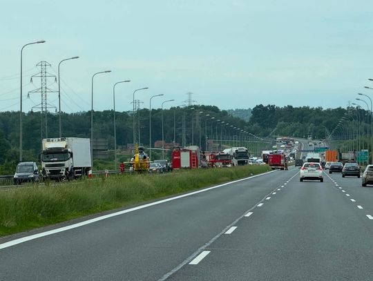 wypadek, karambol, katastrofa, S7, Kraków, Nowa Huta, na sygnale, akcja ratunkowa, trzy osoby ranne, potężny wypadek