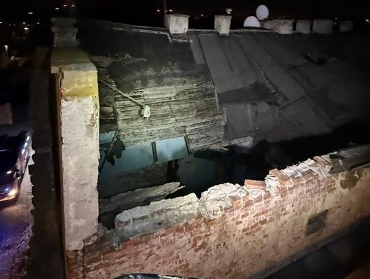 Kraków, ulica Grzegórzecka, dach kamienicy zawalił się na ulicy Grzegórzeckiej w Krakowie, dach kamienicy zawalony w Krakowie, akcja służb w Krakowie