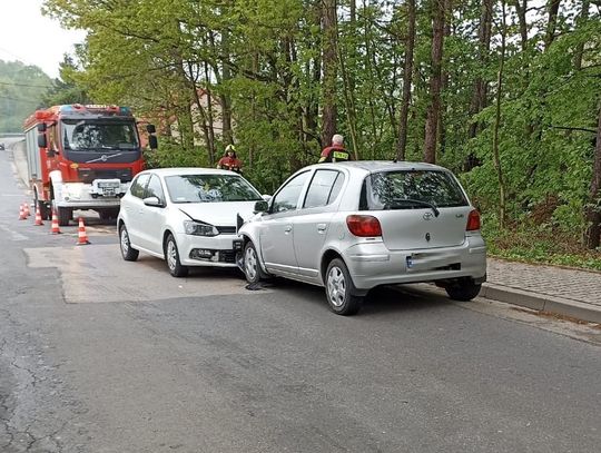 Na zdjęciu miejsce zderzenia dwóch samochodów w Kętach