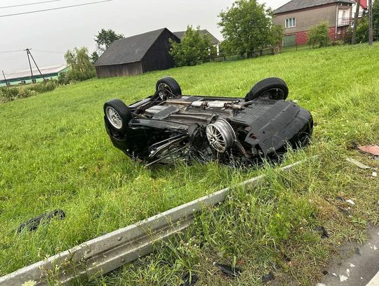 Na zdjęciu zniszczony samochód osobowy po wypadku w powiecie tarnowskim