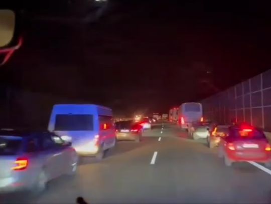 Tak wygląda wzorcowy korytarz życia, utworzony przez kierowców na autostradzie A4