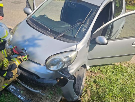 Na zdjęciu samochód osobowy, który rozbił się na betonowym mostku w Poskwitowie