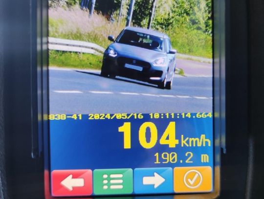 Na zdjęciu pomiar prędkości u kierującej na terenie powiatu proszowickiego
