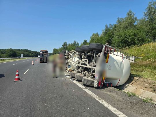 Kolejny groźny wypadek na A4 pod Krakowem. Tir przewrócił się na jezdnię