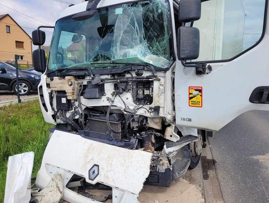 Na zdjęciu zniszczony samochód ciężarowy po kolizji w miejscowości Targowisko