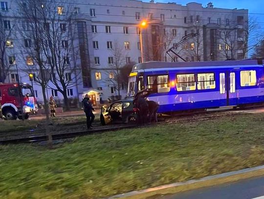 Kolizja tramwaju z osobówką na Alei Pokoju w stronę Nowej Huty